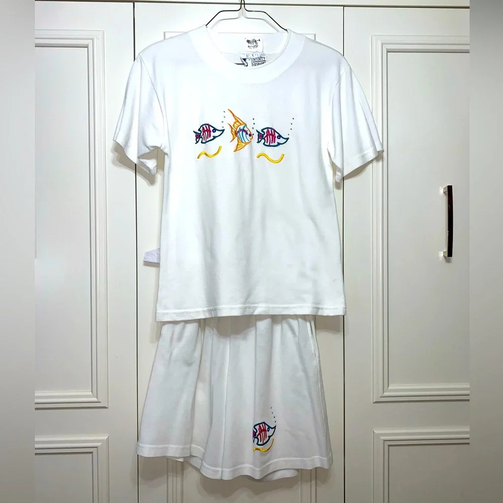 Infinity Vintage White Fish/Cruise/Coastal Embroidered Short/Top set Medium‎